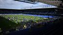 Para penonton memasuki lapangan pertandingan untuk merayakan perpisahan setelah laga lanjutan Liga Inggris 2024/2025 Everton melawan Southampton di Goodison Park, Liverpool, Inggris, Minggu (18/05/2025) waktu setempat. (AFP/Paul Ellis)