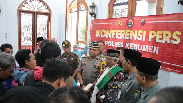 Pengikut aliran sesat Islam sejati bertobat. (Foto: Liputan6.com/Polres Kebumen/Muhamad Ridlo)