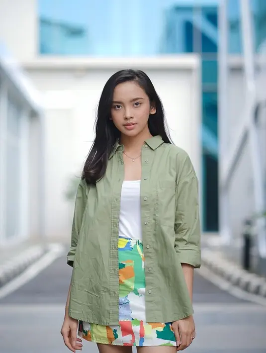 Tampil dengan busana berwarna putih serta rok motif, penampilan Lyodra Ginting satu ini terlihat simple. Ia juga membuat sebuah kemeja polos berwarna hijau sebagai outer. Gaya casual Lyodra satu ini bisa dijadikan inspirasi saat hangout. (Liputan6.com/IG/@lyodraofficial)