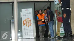 Sularman keluar dari gedung usai menjalani penyelidikan di KPK, Jakarta, Sabtu (31/12). Sularman ditetapkan sebagai tersangka dalam kasus dugaan suap terkait pengisian jabatan di pemerintah kabupaten setempat. (Liputan6.com/Helmi Affandi)