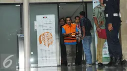 Sularman keluar dari gedung usai menjalani penyelidikan di KPK, Jakarta, Sabtu (31/12). Sularman ditetapkan sebagai tersangka dalam kasus dugaan suap terkait pengisian jabatan di pemerintah kabupaten setempat. (Liputan6.com/Helmi Affandi)