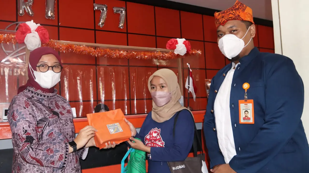 Bupati Banyuwangi Ipuk Fiestiandani (Kanan) tinjau langsung ke PT Pos Indonesia Banyuwangi terkait program Ongkir Grtais bagi UMKM (Istimewa)