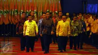 Presiden Jokowi didampingi Wapres Jusuf Kalla (JK) dan Ketua Umum Golkar Aburizal Bakrie menghadiri pembukaan Munas Luar Biasa (Munaslub) Golkar di Bali Nusa Dua Convention Center, Bali, Sabtu (14/5).  (Liputan6.com/Johan Tallo)