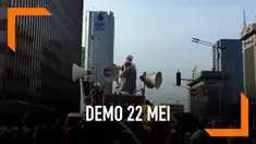 Demonstrasi 22 Mei di depan gedung Bawaslu diisi dengan salat Asar berjamaah yang dilakukan pendemo.