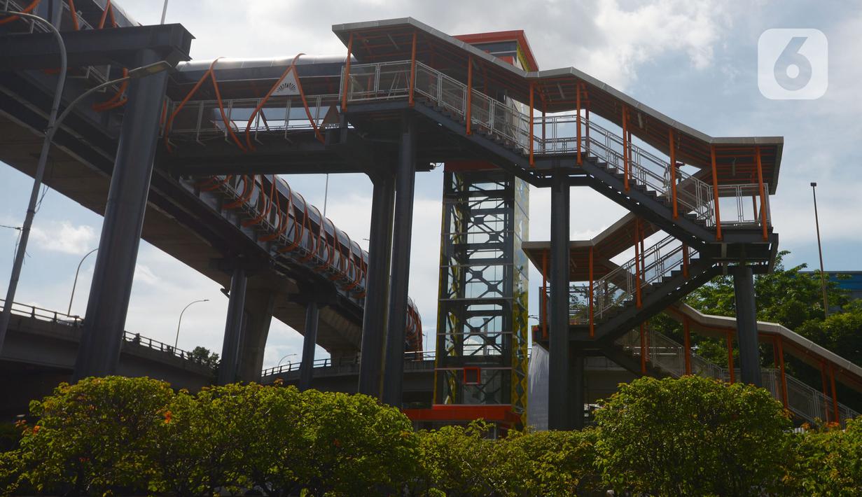 Jembatan penyeberangan orang (skywalk) yang menghubungkan Stasiun Kebayoran dengan Halte Transjakarta di Kebayoran Lama, Jakarta, Jumat (6/1/2023). Skywalk sepanjang 450 meter tersebut menghubungkan Stasiun KRL Kebayoran, halte Transjakarta koridor 13, dan halte pasar Kebayoran Koridor 8. (merdeka.com/Imam Buhori)
