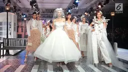 Model mengenakan busana rancangan desainer Fetty Rusli saat tampil dalam fashion show bertema 'Crossing' di Jakarta, Rabu (29/8). Marka bagi pejalan kaki menjadi salah satu inspirasi Fetty dalam koleksinya kali ini. (Liputan6.com/Faizal Fanani)