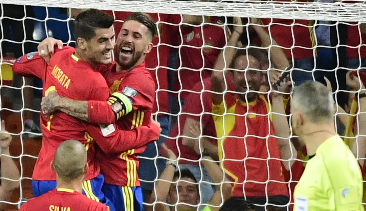 Kiper Italia, Gianluigi Buffon, tampak kecewa usai gawangnya dibobol oleh Alvaro Morata, pada laga kualifikasi piala dunia 2018 di Stadion Santiago Bernabeu, Madrid, Sabtu (2/9/2017). Spanyol menang 3-0 atas Italia. (AFP/Perre-Philippe Marcou)