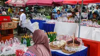 Ramainya pedagang bunga tabur dadakan dikarenakan ramainya warga yang melakukan aktivitas tradisi ziarah kubur jelang memasuki bulan suci Ramadan. (Liputan6.com/Angga Yuniar)