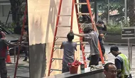Mobil Tabrak Kaca Gedung di SCBD, Pengunjung Sempat Heboh