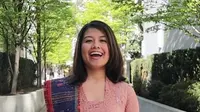 Nay Simie, YouTuber asal Indonesia pakai kebaya di tengah kota Vancouver, Kanada, di momen Hari Kartini. (dok. Instagram @naysimie/https://www.instagram.com/p/BweQHhpApqQ/)