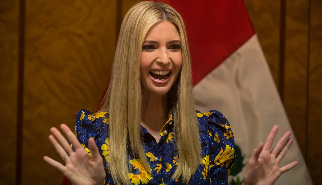 Penasehat Presiden AS Donald Trump, Ivanka Trump tertawa saat menghadiri pertemuan di pasar Bursa Saham Peru selama Pertemuan Bisnis Amerika III di Lima (12/4). Ivanka tampil cantik dengan busana biru bermotif kembang. (AFP Photo/Ernesto Benavides)