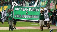 Bonek memberikan penghormatan untuk rekan mereka yang meninggal dunia. Ucapan duka ini diberikan saat jeda laga Borneo FC vs Persebaya di Stadion Segiri, Samarinda (11/5/2018). (Bola.com/Aditya Wany)