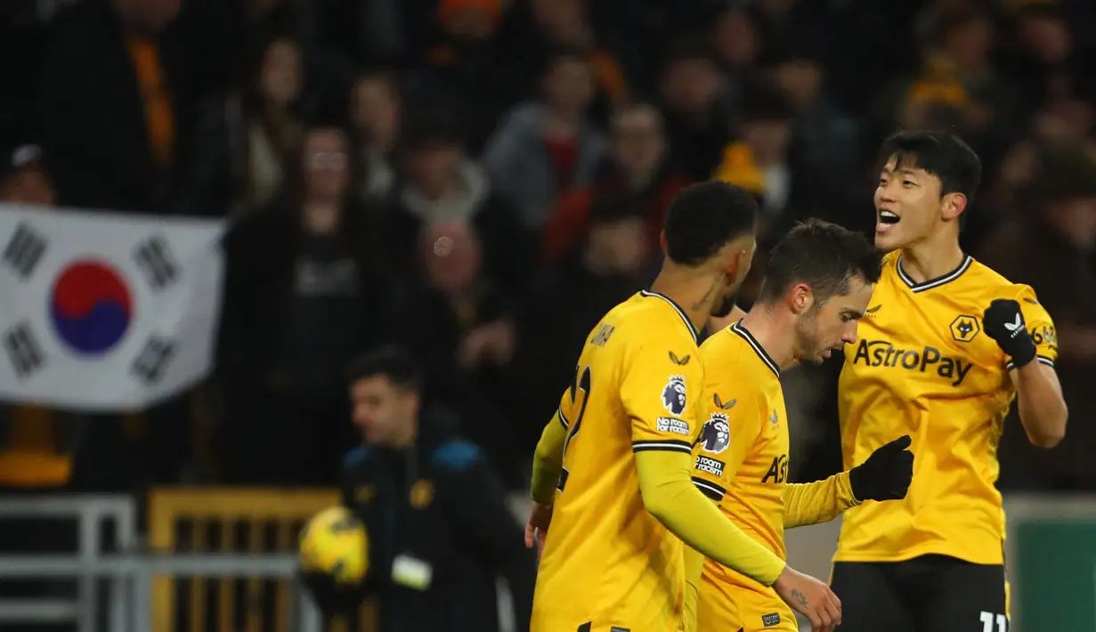 <p>Pemain Wolverhampton, Hwang Hee-chan (kanan) melakukan selebrasi bersama rekannya setelah mencetak gol kemenangan timnya ke gawang Burnley pada laga pekan ke-15 Liga Inggris 2023/2024 yang berlangsung di Molineux Stadium, Wolverhampton, Inggris, Rabu (06/12/2023) dini hari WIB. (AFP)</p>