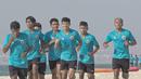 Mereka pun memulainya dengan berlari menyusuri tepi pantai beberapa kali, bolak balik dari titik satu ke titik berikutnya sejauh kurang lebih satu kilometer. (Foto: Dokumentasi PSSI)