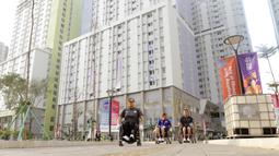 Atlet Asian Para Games berkeliling Wisma Atlet, Kemayoran, Jakarta, Rabu (03/10/2018). Menjelang sore hari, para atlet melakukan berbagai aktifitas mulai dari berolahraga, memotret, bermain biliar hingga keliling wisma. (Bola.com/M Iqbal Ichsan)