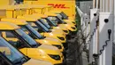Van listrik Streetscooter mengisi daya di stasiun pengisian di kantor pos Jerman, Deutsche Post di Frankfurt am Main, 21 Juli 2018. Kantor pos Jerman mengganti armada mobil untuk mengirimkan surat dan paket dengan mobil van listrik. (Yann Schreiber/AFP)