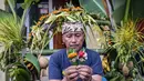 Seorang warga desa menyiapkan persembahan sayuran dan buah-buahan menjelang upacara Yadnya Kasada di Ngadisari, di kaki Gunung Bromo, Jawa Timur, pada Minggu 31 Mei 2026. (JUNI KRISWANTO/AFP)