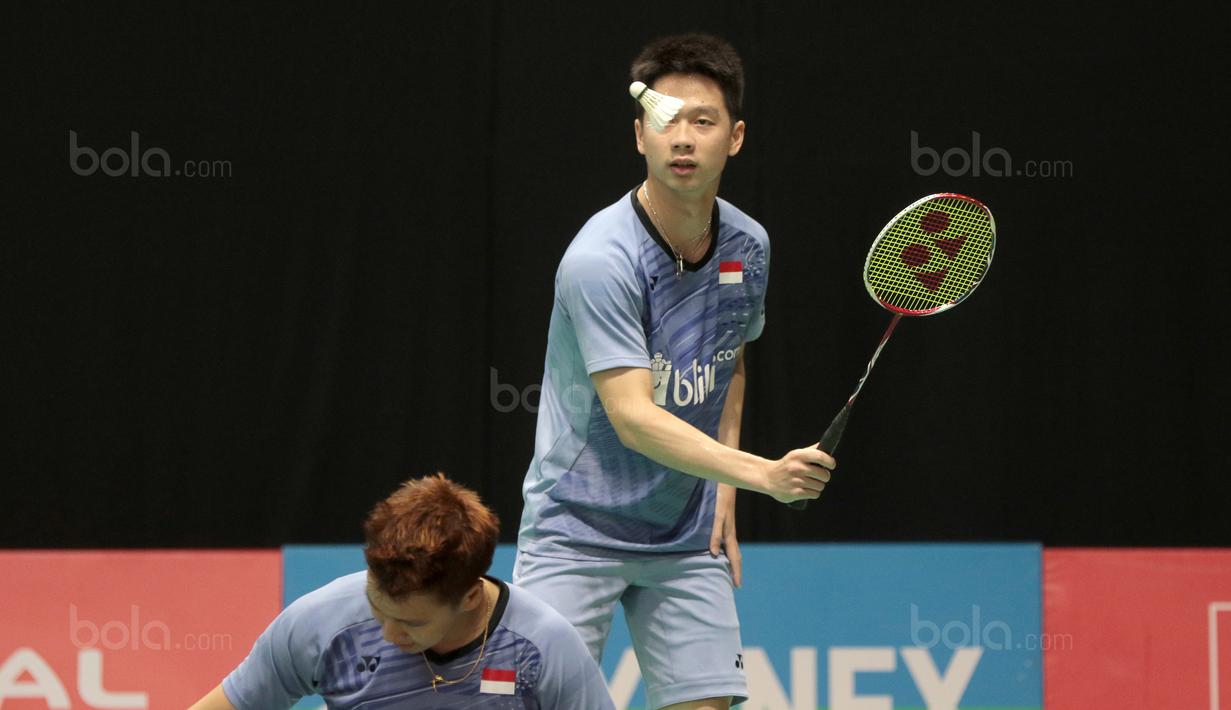 Kevin Sanjaya/Marcus Gideon saat gagal mengembalikan kok ke arah Rian Agung/Hendra Setiawan pada babak kedua Daihatsu Indonesia Master 2018 di Istora Senayan, Kamis (25/1/2018). Kevin/Marcus menang 21-16 23-2.1 (Bola.com/Nick Hanoatubun)