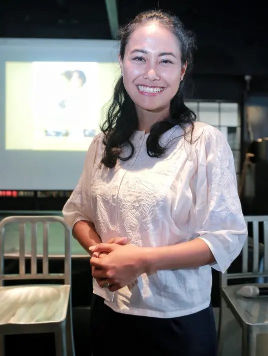 Bahkan bagi Putri, keramahan para masyarakat tersebut sulit ditemukan di kota besar yang ada di Indonesia. Sebagai pencinta kain, ia juga memborong kain karena dilihat memiliki corak yang berbeda. (Adrian Putra/Bintang.com)