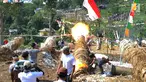 Warga menyalakan meriam karbit selama kegiatan Pesta Rakyat Sukamakmur di Desa Sukamakmur, Bogor, Minggu (16/6/2019). Kegiatan berupa perang meriam karbit yang terbuat dari batang pohon kapuk antar desa setelah perayaan lebaran ini terakhir diselenggarakan 13 tahun silam. (merdeka.com/Arie Basuki)