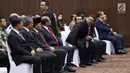 Wakil Ketua DPR Fadli Zon dan sejumlah pejabat negara saat menghadiri acara pengucapan sumpah jabatan Ketua dan Wakil Ketua MK di gedung MK, Jakarta, Senin (2/4). (Liputan6.com/Immanuel Antonius)