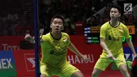 Kevin Sanjaya Sukamuljo/Marcus Fernaldi melakukan servis ke pasangan China, Li Junhui/Liu Yuchen pada babak final Indonesia Masters 2018 di Jakarta, Minggu (28/1). Kevin/Marcus sukses merebut gelar juara Indonesia Masters 2018. (Liputan6.com/Angga Yuniar)