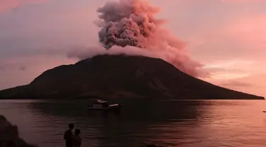 Gunung berapi Ruang kembali mengeluarkan material abu vulkanik di Kabupaten Sitaro, Sulawesi Utara, pada 19 April 2024. (Ronny Adolof BUOL/AFP)