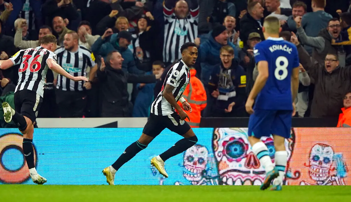 Pemain Newcastle United Joe Willock melakukan selebrasi usai mencetak gol ke gawang Chelsea pada pertandingan Liga Inggris di St. James' Park, Newcastle, Inggris, 12 November 2022. Newcastle United mengalahkan Chelsea dengan skor 1-0. (Owen Humphreys/PA via AP)