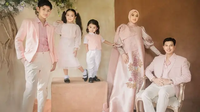 Pemotretan Keluarga Sonny Septian dan Fairuz A Rafiq (credit: instagram/fairuzarafiq/dierabachir_photography).