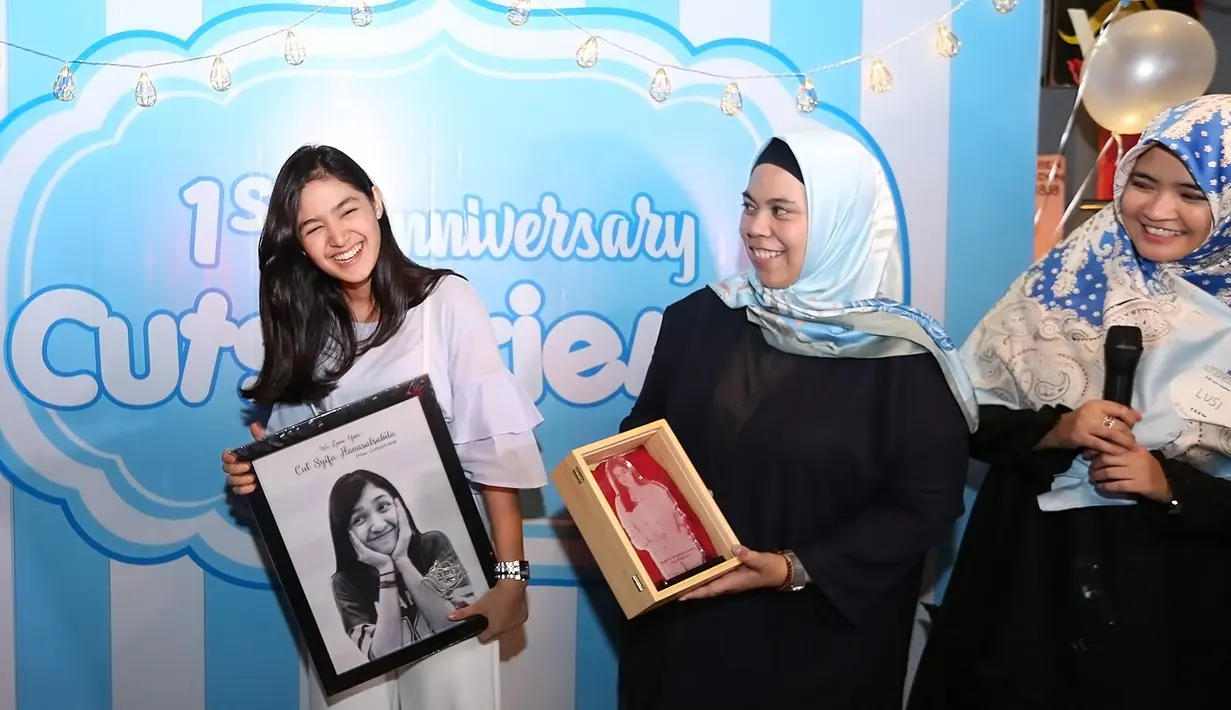 Tak hanya itu, Cut Syifa pun mendapatkan hadiah lain berupa foto yang disiapkan oleh para penggemar. (Bambang E. Ros/Bintang.com)