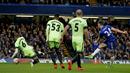 Pemain Chelsea, Gary Cahill, saat mencetak gol ke gawang Manchester City dalam laga putaran kelima Piala FA di Stadion Stamford Bridge, London, Minggu (21/2/2016) malam WIB. (AFP/Adrian Dennis)