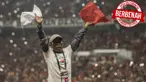 Sepak Bola Indonesia Berbenah_3, Seorang suporter Persija Jakarta, The Jakmania, memberikan aba-aba saat melawan Johor Darul Ta'zim pada laga Piala AFC di SUGBK, Jakarta, Selasa (10/4/2018). Persija menang 4-0 atas JDT. (Bola.com/Vitalis Yogi Trisna)