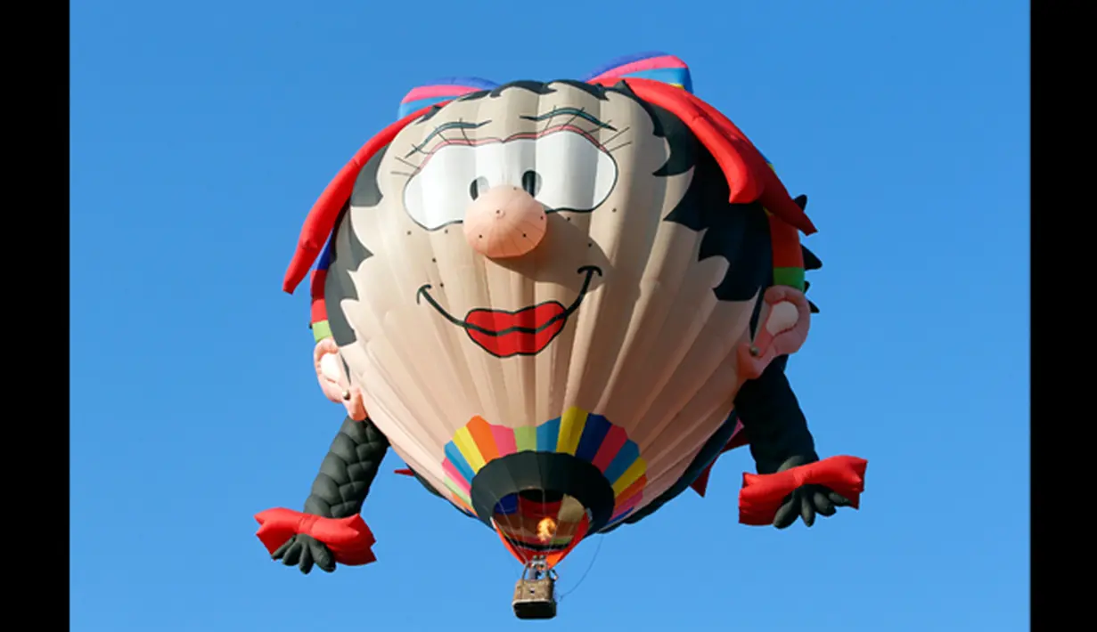 Tampak balon udara berbentuk Miss Daisy terbang selama Filipina International Hot Air Balloon Fiesta, Manila, Kamis (12/2/2015. (Reuters / Erik De Castro)