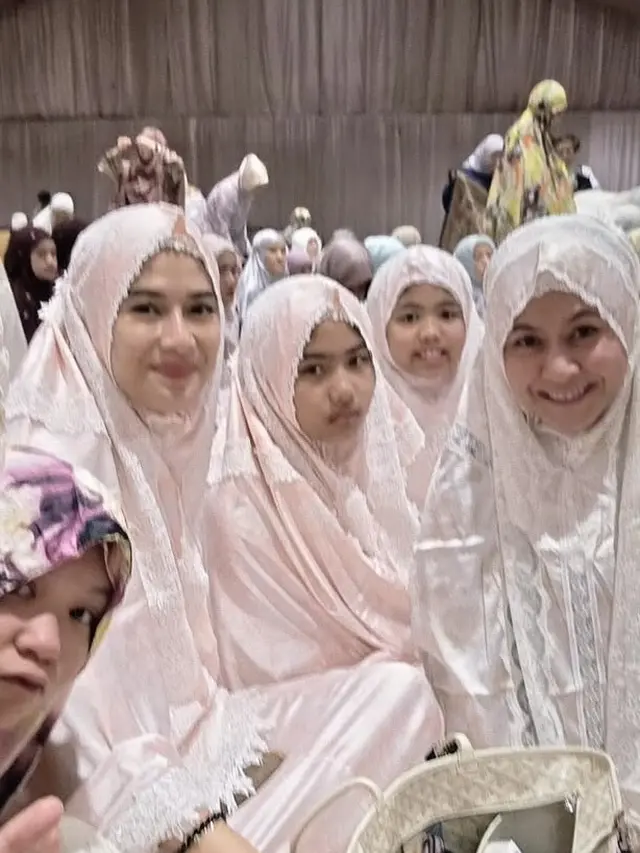 Wajah Selebritis dengan Riasan Wajah Minimalis saat Mengenakan Mukena Sholat Ied 2025.