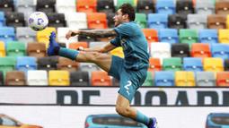 Pemain AC Milan, Davide Calabria, mengontrol bola saat melawan Udinese pada laga Liga Italia di Stadion Friuli, Minggu (1/11/2020). AC Milan menang dengan skor 2-1. (Andrea Bressanutti/LaPresse via AP)