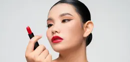 Cara sederhana membuat makeup bibir terlihat natural sekaligus tahan lama agar tetap segar seharian. (Foto: jcomp/Freepik)