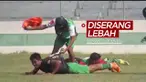 Berita video peristiwa menarik terjadi di Bolivia, laga sepak bola terhenti selama 2 jam karena para pemainnya diserang sekelompok lebah.