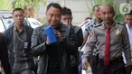Bupati Lampung Utara Agung Ilmu Mangkunegara (jaket hitam) saat tiba di Gedung KPK, Jakarta, Senin (7/10/2019). KPK melakukan OTT terhadap Agung terkait dugaan suap proyek di Dinas PU atau Dinas Koperasi, Perindustrian, dan Perdagangan (Koperindag) di Lampung Utara. (merdeka.com/Dwi Narwoko)