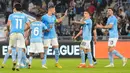 Pemain Lazio Sergej Milinkovic-Savic (tengah) merayakan dengan rekan satu timnya setelah mencetak gol ke gawang FC Midtjylland pada pertandingan sepak bola Grup F Liga Europa di Stadion Olimpiade Roma, Italia, 27 Oktober 2022. Lazio menang 2-1 atas FC Midtjylland. (AP Photo/Alessandra Tarantino)