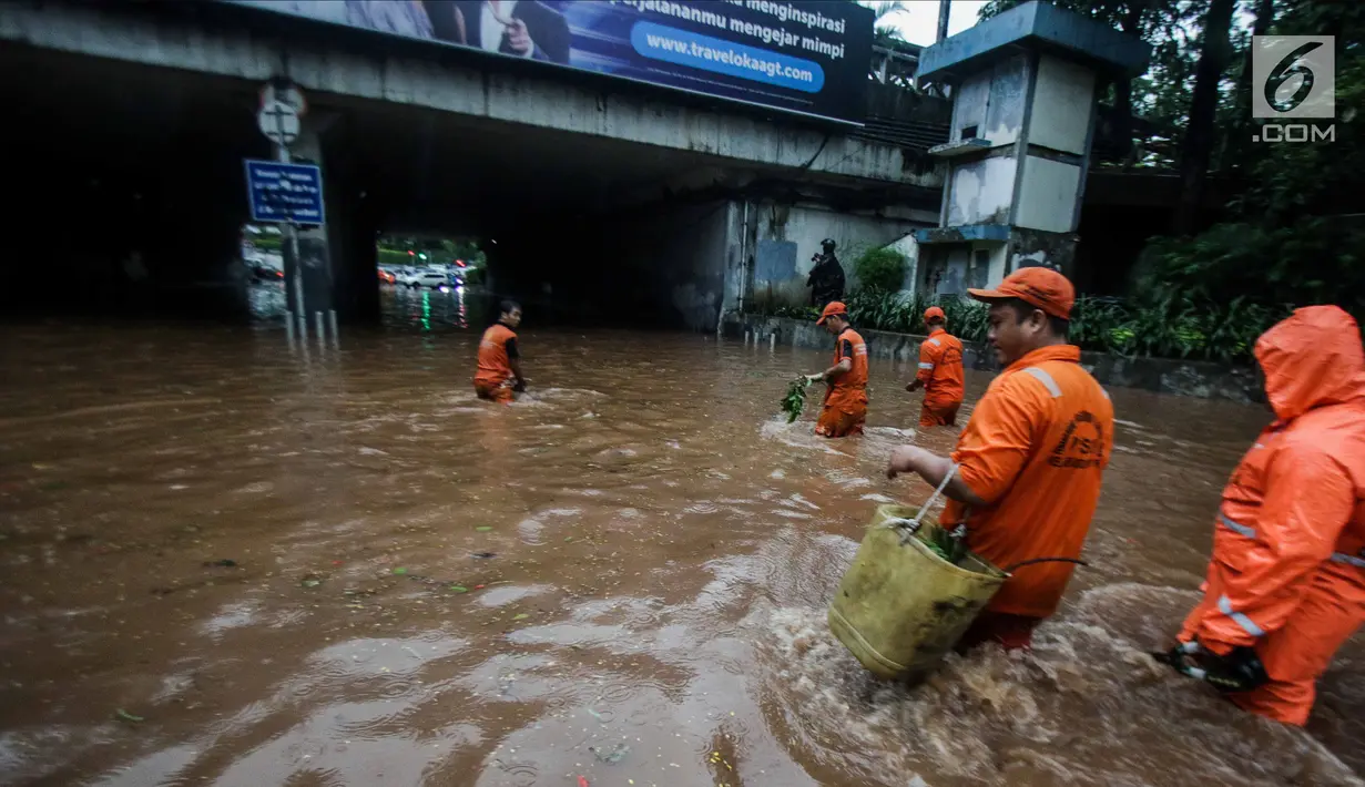 Petugas mengecek kondisi air yang membanjiri terowongan Dukuh Atas, Jakarta, Senin (11/12). Hujan lebat yang mengguyur ibu kota mengakibatkan genangan hingga satu meter di lokasi tersebut. (Liputan6.com/Faizal Fanani)