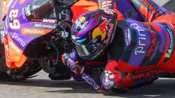 Pembalap Prima Pramac Racing, Jorge Martin memacu motornya saat MotoGP Jerman 2024 yang berlangsung di Sirkuit Sachsenring, Jerman, Minggu (07/07/2024) waktu setempat. (AFP/Radek Mica)