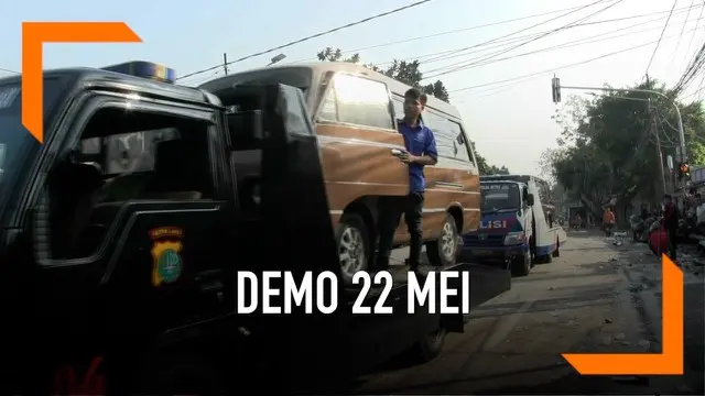 VIDEO: Polisi Mengevakuasi Mobil-mobil yang Terbakar di Petamburan