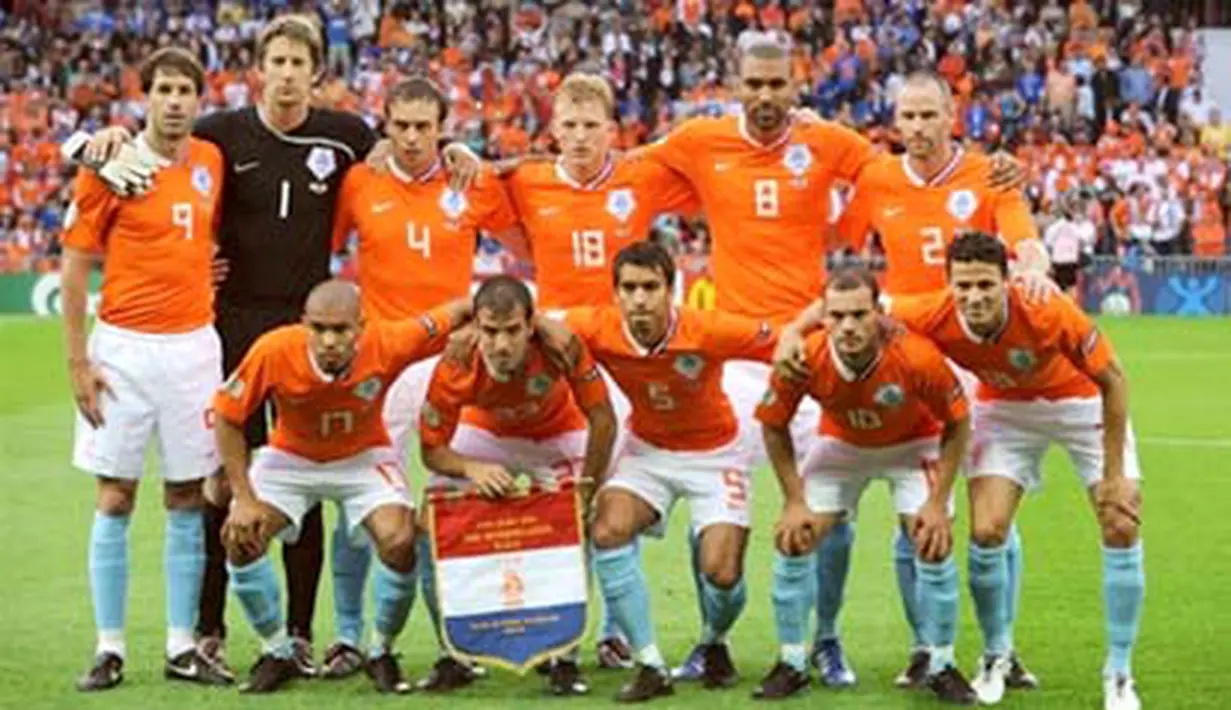 Netherlands team pose before their Euro 2008 Championships Group C football match the Netherlands vs. Italy on June 9, 2008 at the stade de Suisse in Bern. AFP PHOTO / DIMITAR DILKOFF