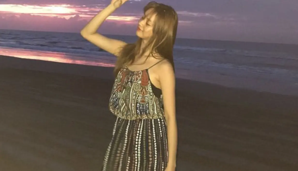 Hyeri tampil santi mengenakan mini dress motif etnik dengan model spaghetti strap. Rambut blondenya dibiarkan terurai panjang. [@hyeri_0609]