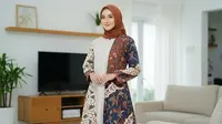 8 Pilihan Gamis Batik Kombinasi Polos umtuk Tampil Elegan, Wajib Dimiliki di 2025
