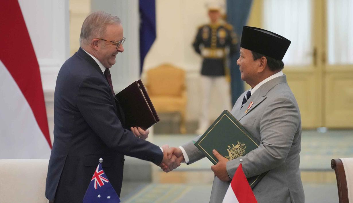 Presiden Republik Indonesia, Prabowo Subianto (kanan) dan Perdana Menteri Australia. Anthony Albanese, bertukar dokumen yang baru saja mereka tandatangani selama pertemuan di Istana Merdeka, Jakarta, Jumat 6 Februari 2026. (AP Photo/Achmad Ibrahim)