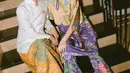 Intan Ayu kenakan kebaya janggan putih dengan rok Batik bernuansa cerah dan bros emas [@tanayudjanuismadi]