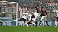 Aksi Bacca dan Honda Bawa Milan Putus Rekor Buruk Lawan Genoa