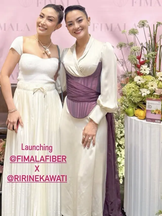 Ayu Dewi kenakan baju serba putih saat hadir di acara Ririn Ekawati. [@mrsayudewi]