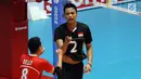 Pemain Timnas voli putra Indonesia, Agung Seganti (kanan) saat melawan Jepang pada 8 besar grup E Kejuaraan Voli Asia 2017 di GOR Tri Dharma, Gresik, Sabtu (29/7). Indonesia kalah 0-3 (23-25, 15-25, 12-25). (Liputan6.com/Helmi Fithriansyah)